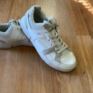 On the Roger woman’s sneakers, size 8.5